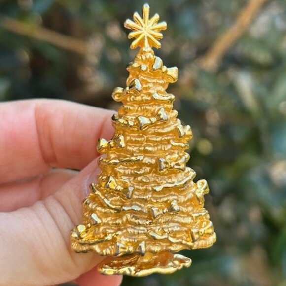 HOLIDAY🎄🎄AJC Gold Tone Textured Christmas Tree BROOCH - Picture 1 of 8